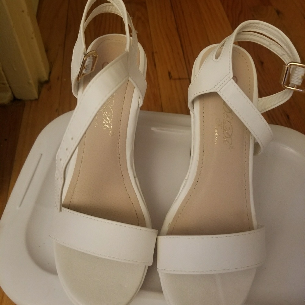 White sandals/platform wedges
